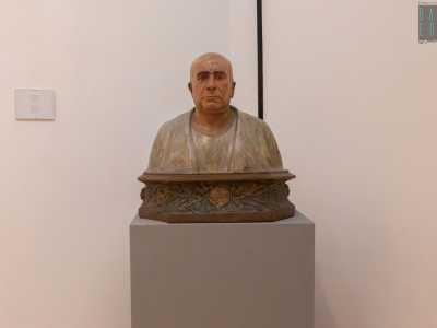 Scorgiamo anche alcune statue in gesso dello scultore molfettese Filippo Cifariello tra cui il suo Autoritratto...